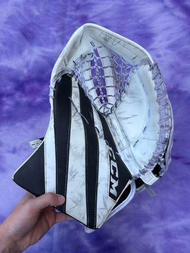 Black Senior CCM Extreme Flex 5.9 Goalie Glove Regular (Used)