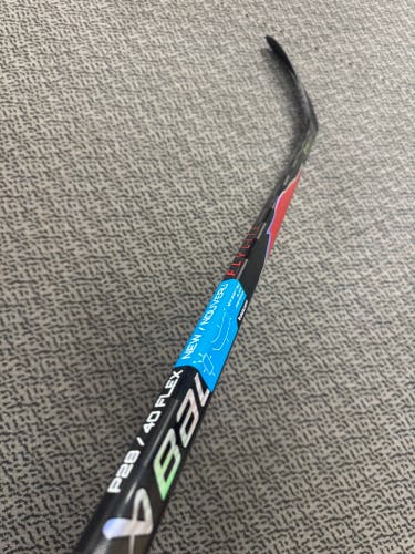 Junior Red Bauer Vapor Flylite Right Handed Hockey Stick P28 40 Flex (New)