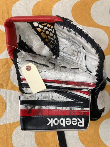 Red Junior Reebok 14K Goalie Gloves & Blockers Regular (Used)