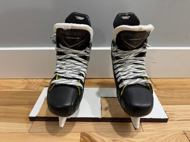 Black 2025 Bauer Supreme M50 Pro Hockey Skates Regular Width Pro Stock Size 3.5 (Used for 2 Weeks)