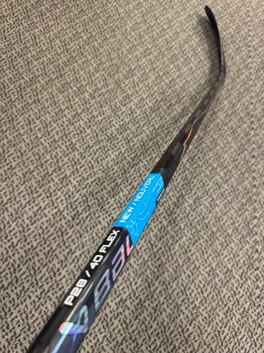 Junior Black Bauer Vapor Flylite Right Handed Hockey Stick P28 40 Flex (New)