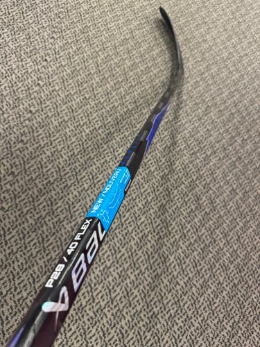 Junior Blue Bauer Vapor Flylite Right Handed Hockey Stick P28 40 Flex (New)