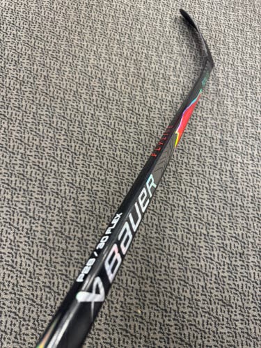 Junior Red Bauer Vapor Flylite Right Handed Hockey Stick P28 30 Flex (New)