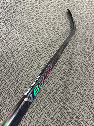 Junior Black Bauer Vapor Flylite Right Handed Hockey Stick P28 30 Flex (New)