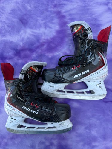 Intermediate Bauer Vapor Fly30 Hockey Skates Regular Width 6.5 (Used)