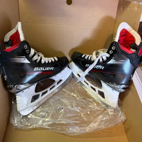 Black 2023 Bauer Vapor X4 Hockey Skates 8.5 (Used)