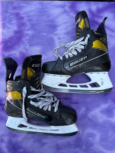 Senior Bauer Supreme Ultrasonic Hockey Skates Regular Width 8 (Used)