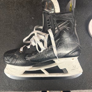 Black 2023 Bauer Vapor Hyperlite 2 Hockey Skates Pro Stock 10 (Used)
