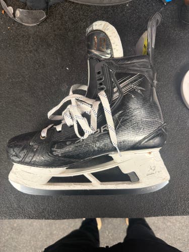Black 2023 Bauer Vapor Hyperlite 2 Hockey Skates Pro Stock 10 (Used)