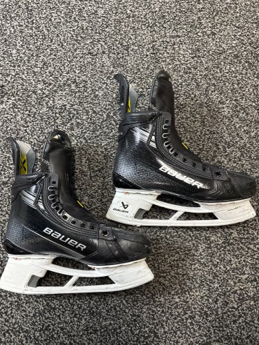 Black Bauer Vapor Hyperlite 2 Hockey Skates Regular Width Pro Stock Size 6.5 (Used)