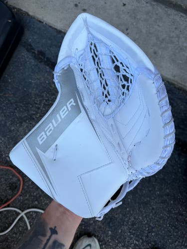 White Junior Bauer SV Pro Goalie Glove Regular (Used)
