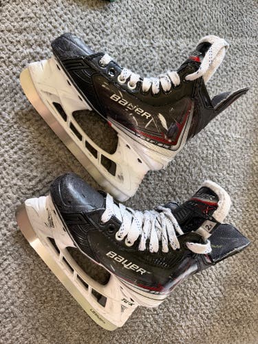 2025 Bauer Vapor Fly40 Hockey Skates Regular Width Size 2.5 (Used)