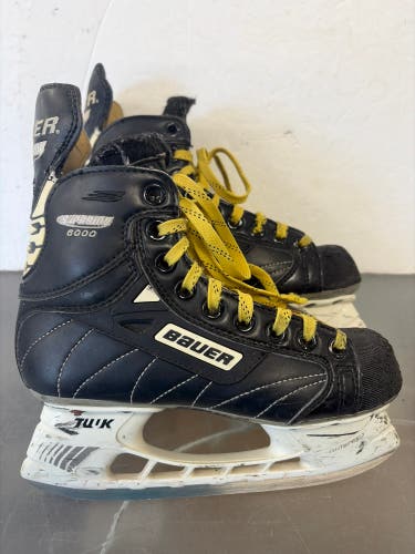 Black Bauer Hockey Skates Regular Width Size 2 (Used)