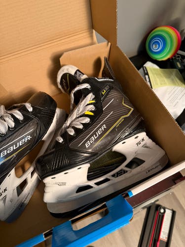 2024 Bauer Supreme M40 Hockey Skates Extra Wide Width Size 3 (Used)