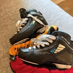 True Catalyst 5x4 Hockey Goalie Skates Regular Width Size 3 (Used)