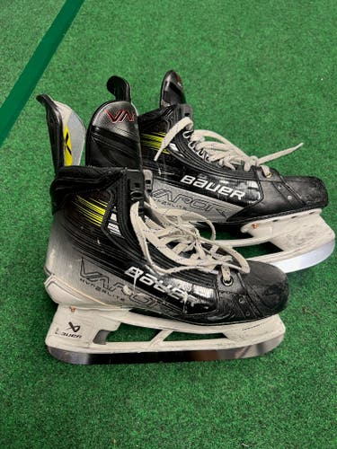 Bauer Vapor Hyperlite 2 Hockey Skates 7.5 (Used)