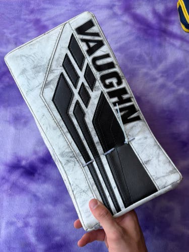 Black Intermediate Vaughn Velocity VE8 Goalie  Blockers Regular (Used)