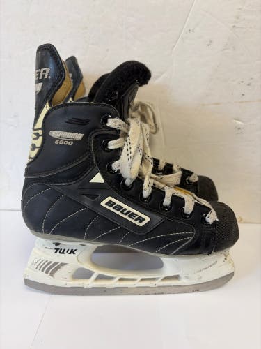 Black Bauer Hockey Skates Regular Width Size 1 (Used)