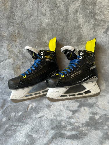 Junior Bauer Supreme S35 Hockey Skates Regular Width Size 3.5 (Used)