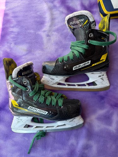 Intermediate Bauer Supreme M3 Hockey Skates Regular Width Size 4 (Used)
