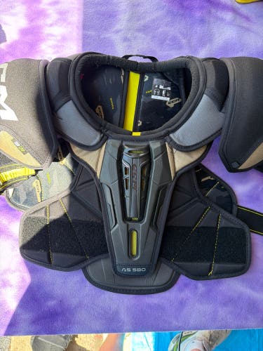 Large Junior CCM AS580 Shoulder Pads (Used)