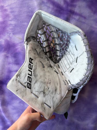 White Senior Bauer Supreme Shadow Goalie Glove Regular (Used)