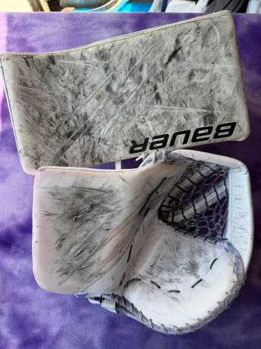 White Senior Bauer Hyperlite Goalie Gloves & Blockers Regular (Used)