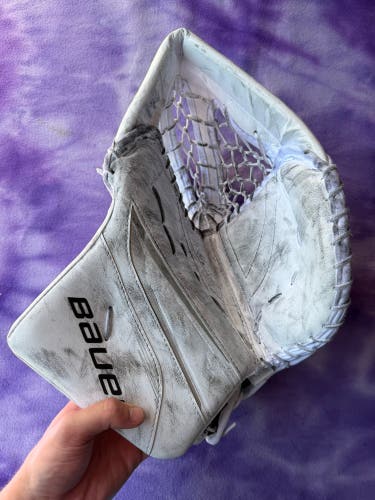 White Intermediate Bauer Vapor X5 Pro Goalie Glove Regular (Used)
