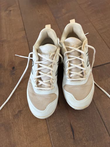 White Kids 6Y (Big Kids / Youth) Youth New Balance Cleats (Used)