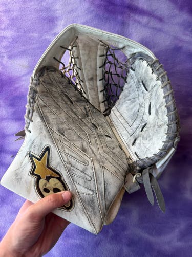 White Senior Brian's Subzero 7.0 Goalie Glove Regular (Used)