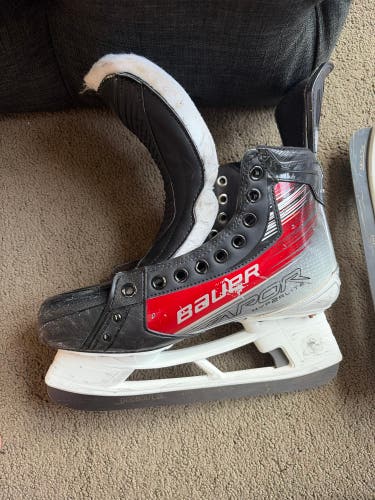 Red 2023 Bauer Vapor Hyperlite 2 Hockey Skates Regular Width 7.5 (Used)