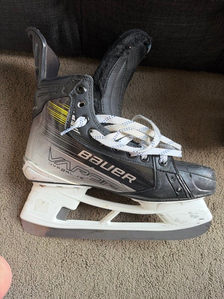 Gray 2023 Bauer Vapor Hyperlite 2 Hockey Skates Regular Width 7.5 (New)