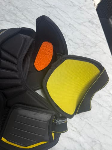 Large Junior CCM Tacks 9080 Shoulder Pads (Used)