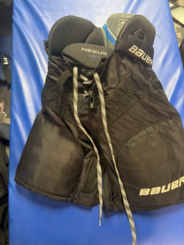 Junior Small Bauer Nexus 600 Hockey Pants (Used)