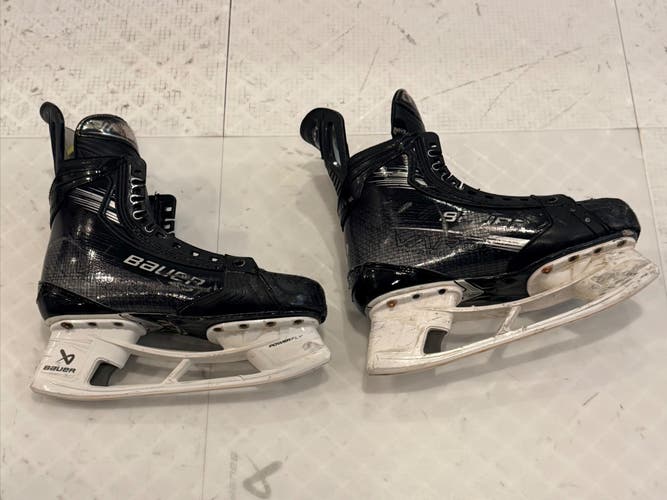Black 2024 Bauer Vapor Hyperlite 2 Hockey Skates Regular Width 7 (Used)