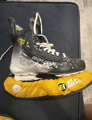 Black 2023 Bauer Vapor Hyperlite 2 Hockey Skates Narrow Width Size 4 (Used)
