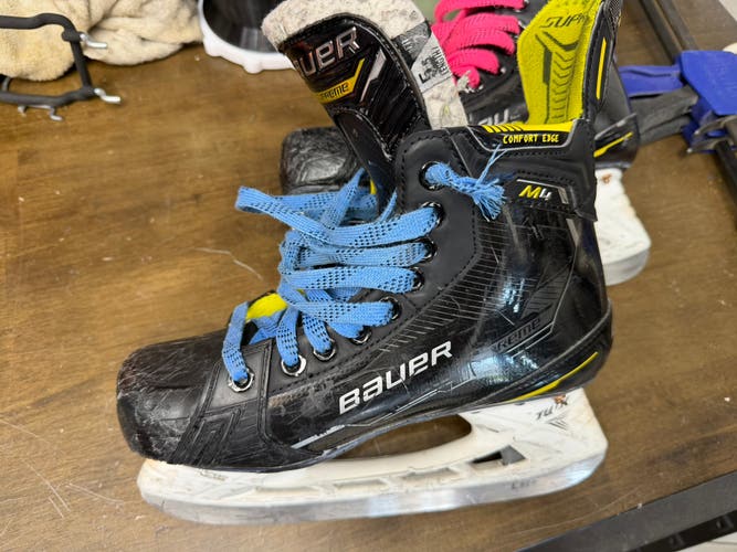 2022 Bauer Supreme M4 Hockey Skates Size 5.5 (Used)