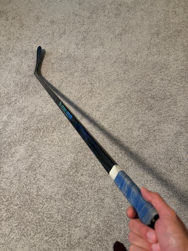 Senior Bauer Vapor Flylite Right Handed Hockey Stick P29 77 Flex (New) - Black graphics