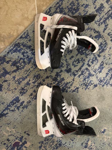 2025 Bauer Vapor Fly40 Hockey Skates Extra Wide Width Size 5.5 (New)