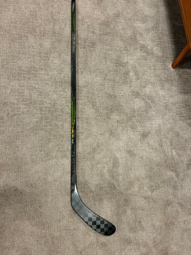 Junior Bauer Vapor Flylite Right Handed Hockey Stick P28 40 Flex Green Camo (Used)