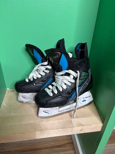 Black True TF7 Hockey Skates Regular Width Size 5 (Used)
