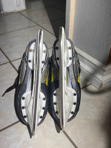 Black/Yellow 2023 Bauer Vapor X4 Hockey Skates Size 2 (Used)