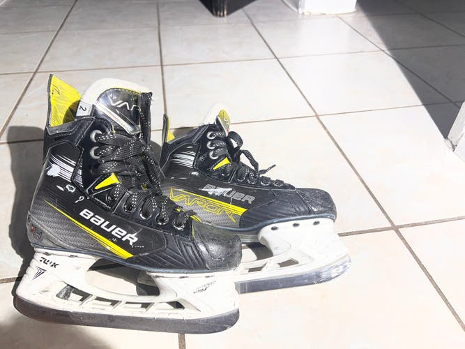 Black/Yellow 2023 Bauer Vapor X4 Hockey Skates Size 2 (Used)