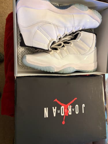 White Unisex Adult Size M 14.0 (W 15.0) Jordan (Used)