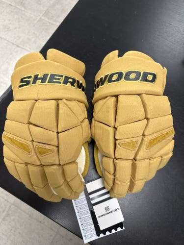 Sher-Wood Rekker Legend Pro Chicago Blackhawks Winter Classic Gloves 14" Pro Stock (New)