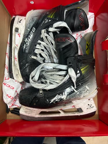 Bauer Vapor Hyperlite 2 Hockey Skates Regular Width 6.5 (Used)