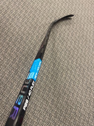 Junior Black Bauer Vapor Flylite Left Hand Hockey Stick P28 40 Flex (New)