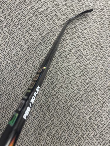Junior Black Bauer Vapor Flylite Left Hand Hockey Stick P28 30 Flex (New)
