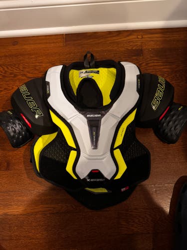 Men's Small Junior Bauer Vapor Hyperlite Shoulder Pads (New)