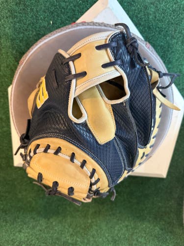 2025 Wilson A2000 RH Catcher's Baseball Glove 34" (Used)